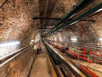 túnel subterráneo planta hidráulica